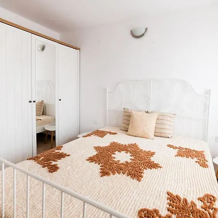 Sea Breeze Apartment, Oasis Resort, شقة لوزينيتس