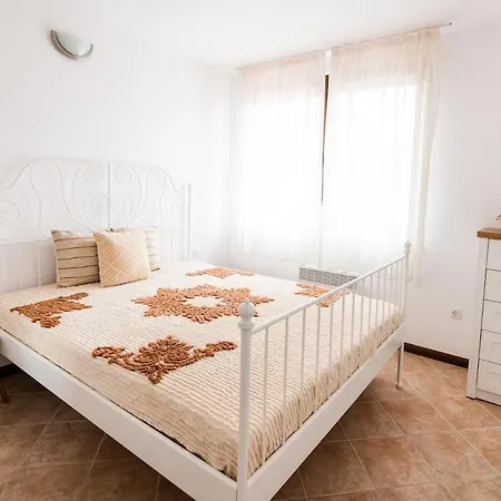 Sea Breeze Apartment, Oasis Resort, * لوزينيتس